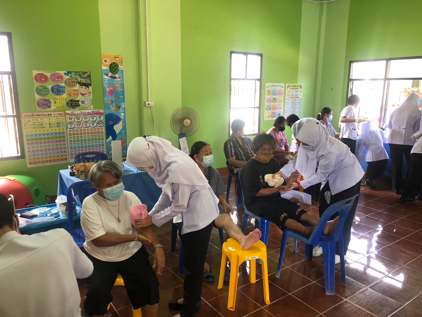 ให้บริการตรวจรักษาผู้ป่วยด้วยศาสตร์การแพทย์แผนไทยโครงการหน่วยแพทย์อาสา พอ.สว. ปี 2566