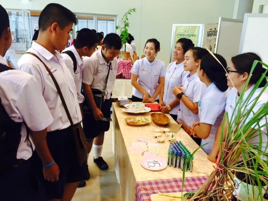 ให้ความรู้เรื่องสมุนไพรแก่นักเรียนในงาน ม.อ.วิชาการ