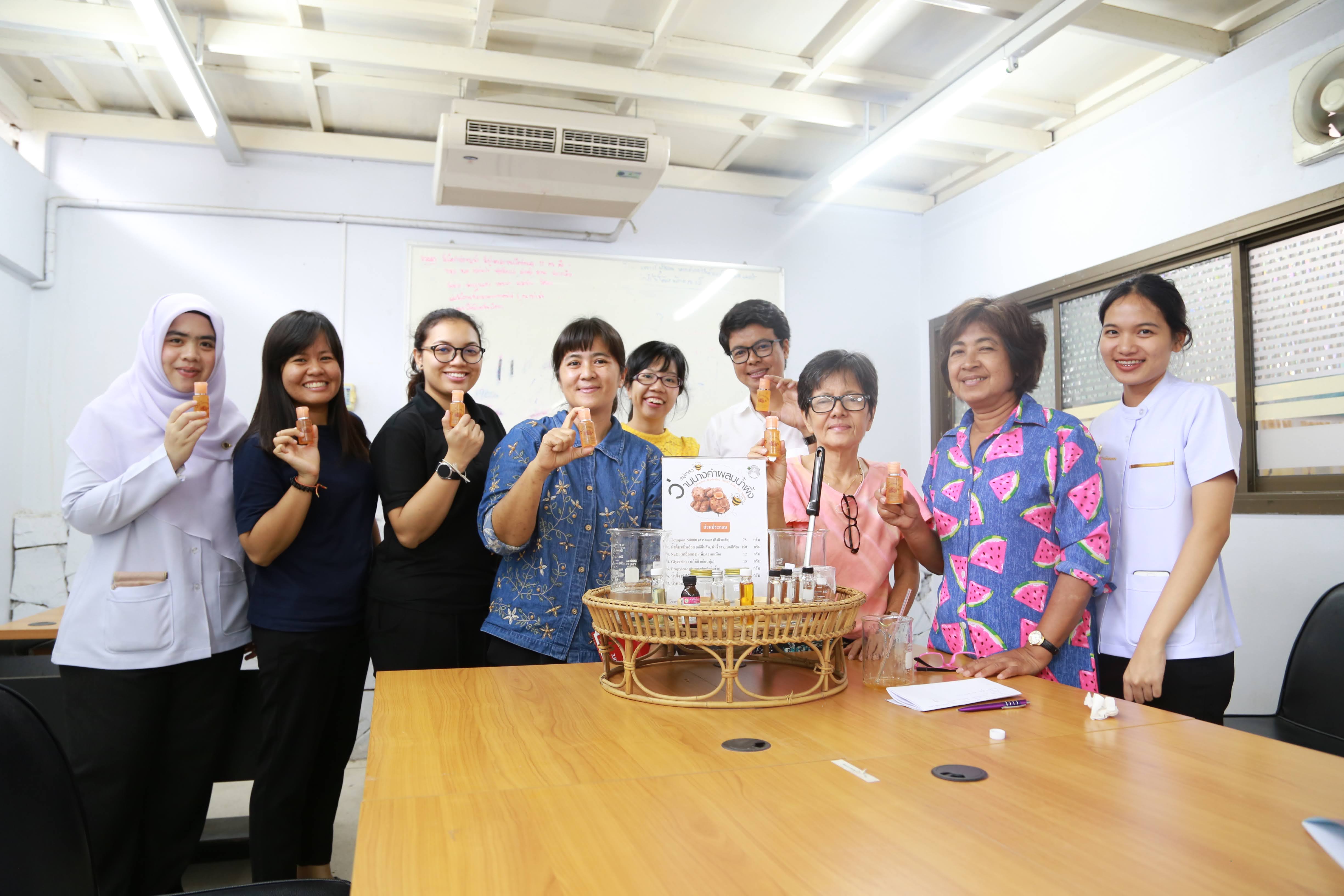 สาธิตการทำผลิตภัณฑ์สมุนไพรให้แก่ประชาชน