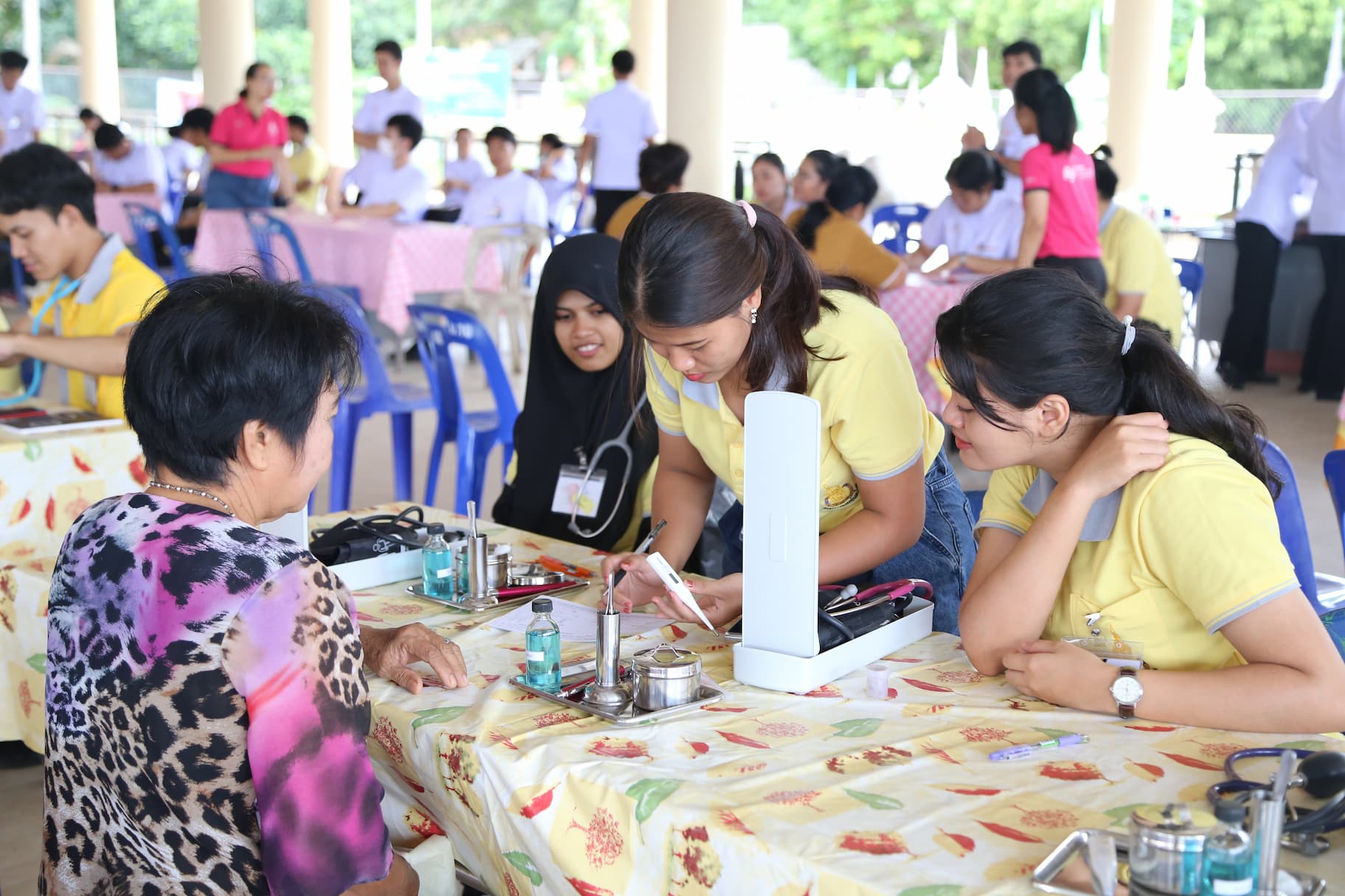 ให้บริการตรวจรักษาโครงการแพทย์แผนไทยสู่ชุมชน